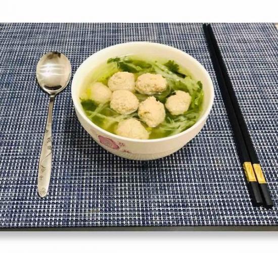 白菜丸子汤加什么配菜更好喝一些呢？
