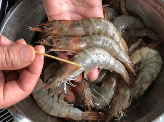 对虾快速去头去壳去虾线的方法是什么