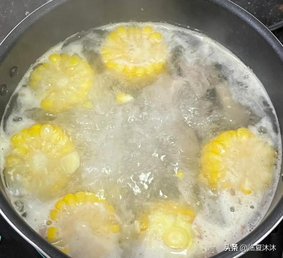 淮山玉米红萝卜雪梨排骨汤的做法