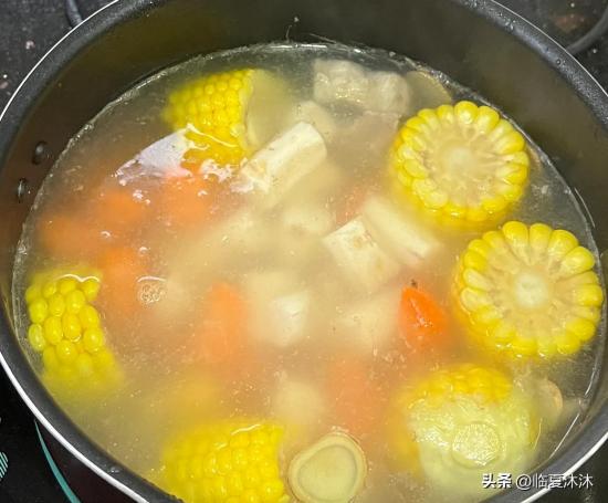淮山玉米红萝卜雪梨排骨汤的做法