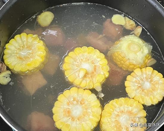 淮山玉米红萝卜雪梨排骨汤的做法