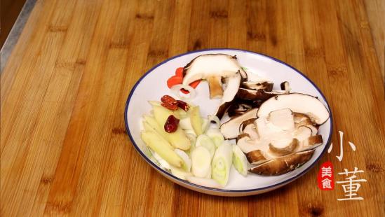 关于黄焖鸡块的做法所需食材步骤（教你家常做法）