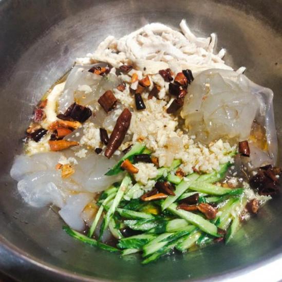关于鸡丝拉皮的做法所需食材步骤