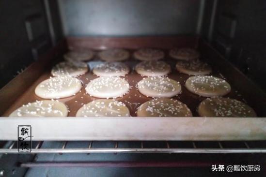 老婆饼怎么做又软又酥蛋黄酥怎么做呢 ？