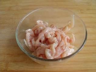 关于鸡丝拉皮的做法所需食材步骤