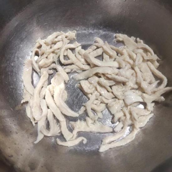 关于鸡丝拉皮的做法所需食材步骤