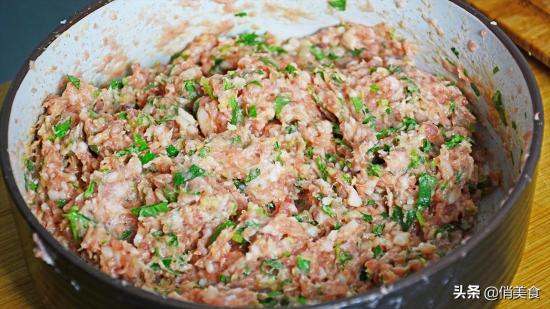 关于猪肉丸子的做法所需食材步骤（汤鲜味美，营养不油腻）