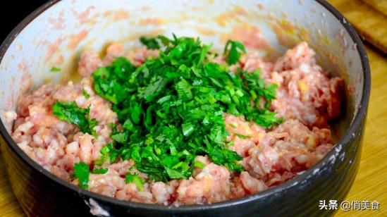 关于猪肉丸子的做法所需食材步骤（汤鲜味美，营养不油腻）