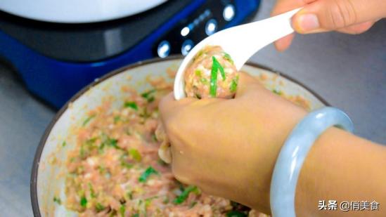 关于猪肉丸子的做法所需食材步骤（汤鲜味美，营养不油腻）