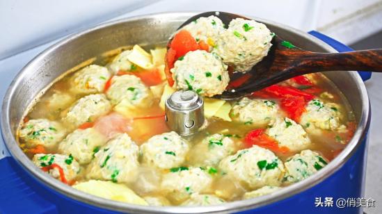 关于猪肉丸子的做法所需食材步骤（汤鲜味美，营养不油腻）