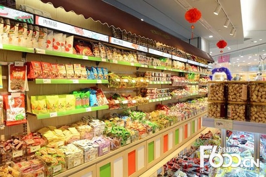 开施小柒零食加盟店一年能赚多少钱？
