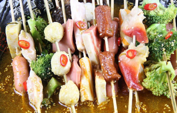开手提串串香加盟店一年能赚多少钱？