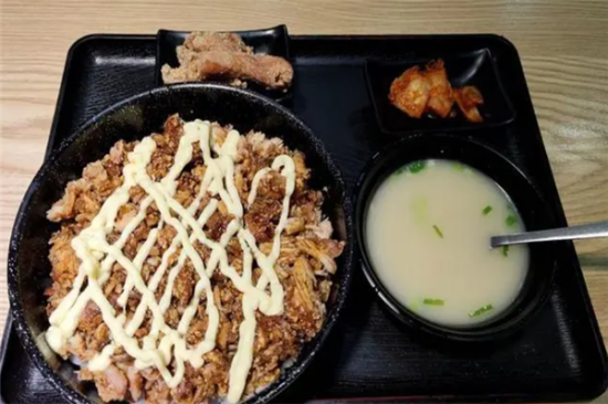 幸福的炸鸡沙拉饭加盟